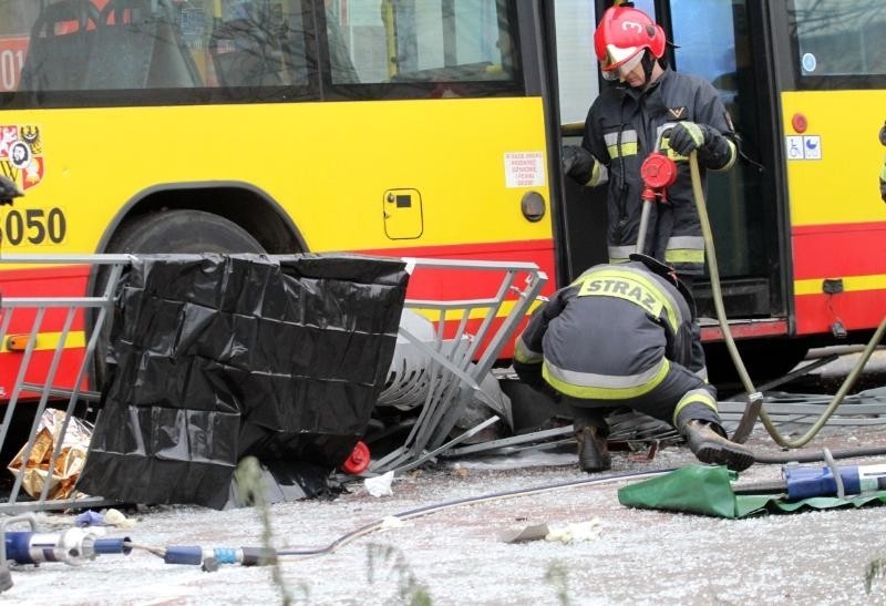 Wrocław: Autobus staranował przystanek na pl. Jana Pawła II. Jedna osoba nie żyje (ZDJĘCIA, FILM)