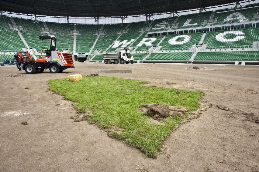 Wrocław: Wymieniają murawę na stadionie (ZDJĘCIA)