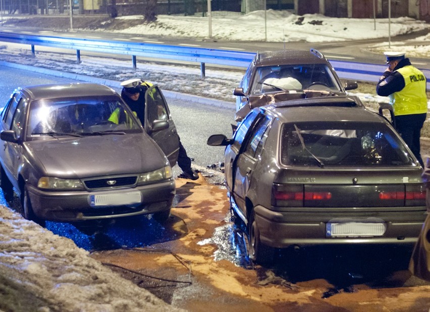 Na ul. Dywizjonu 303 zderzyły się trzy samochody (ZDJĘCIA)