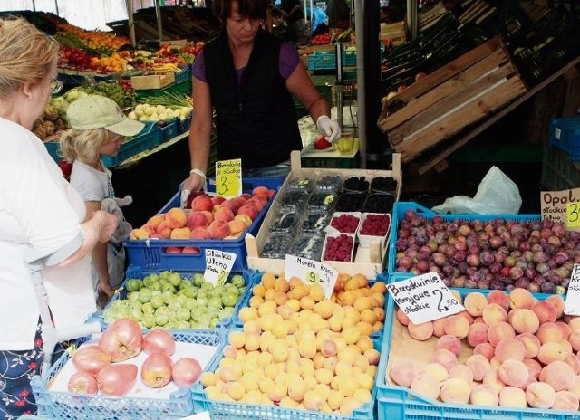Na poznańskich rynkach zrobiło się kolorowo od owoców i warzyw. Na straganach piętrzą się pomidory, jabłka, fasolka, cukinia i ogromne pryzmy ogórków do kiszenia