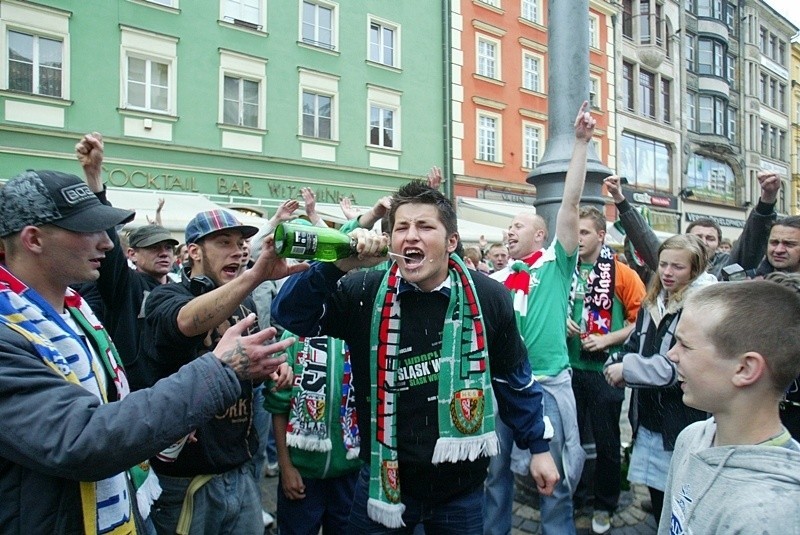 Tak wrocławianie fetowali mistrzostwo Śląska Wrocław 2012 na Rynku (ZDJĘCIA, FILM)