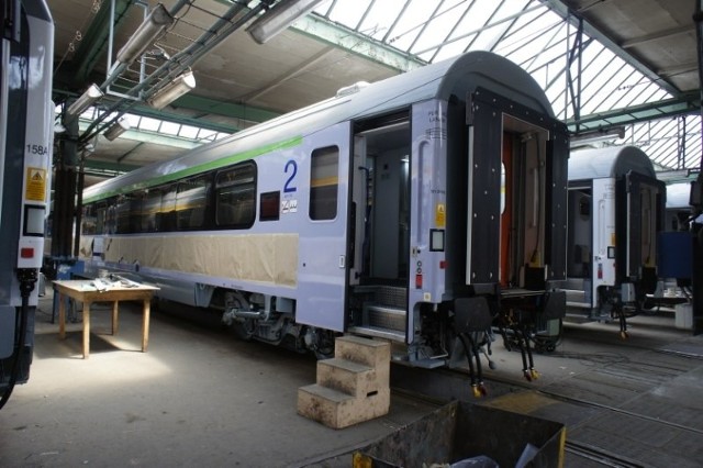 Hale poznańskiej Fabryki Pojazdów Szynowych już wypełniają modernizowane dla PKP Intercity wagony.