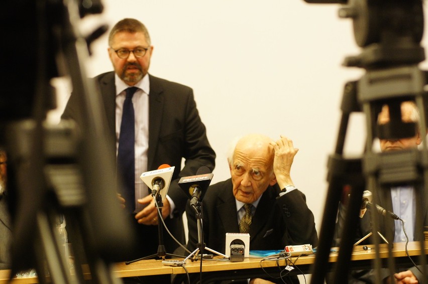 Profesor Zygmunt Bauman podczas konferencji prasowej. Stoi...