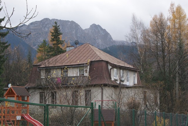 Mieszkańcy domu przy ul. Piłsudskiego przez swojego sąsiada przeżywają gehennę