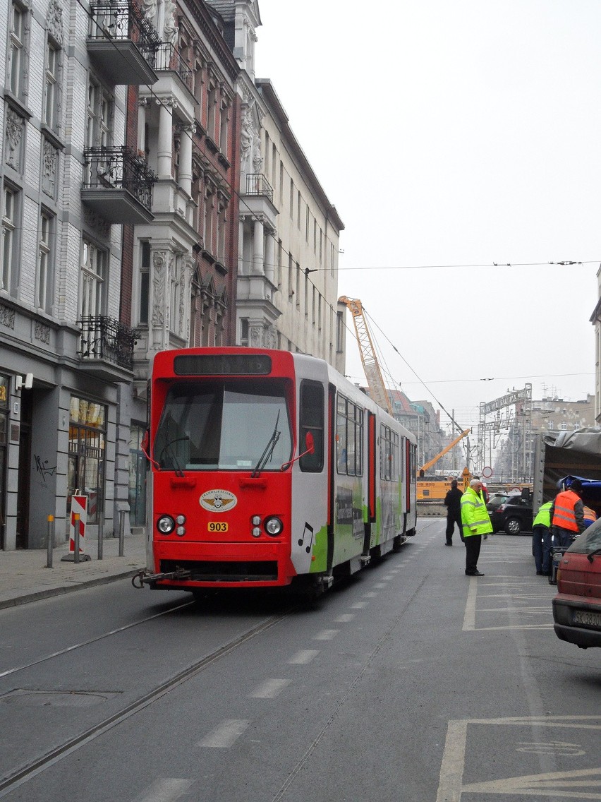 Przy rynku w Katowicach wykoleił się tramwaj