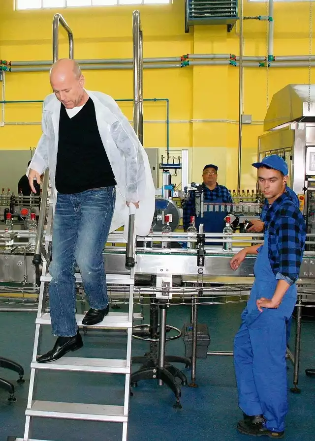 Bruce Willis w starogardzkiej Destylarni Sobieski wśród pracowników