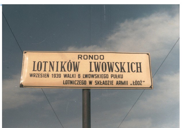 Takich tablic z informacją o lotnikach lwowskich nie ma już na rondzie.