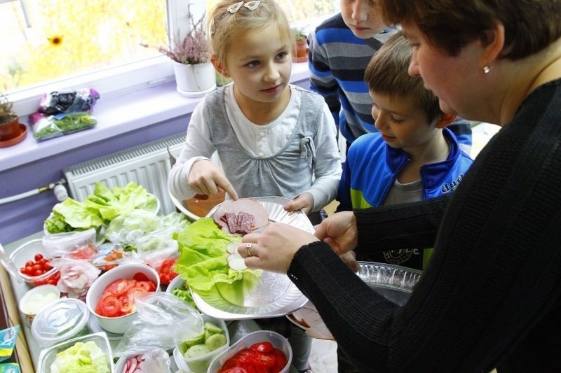 Poznań: Uczniowie Szkoły Podstawowej nr 65 przygotowali &quot;śniadanie dające moc&quot; [ZDJĘCIA]