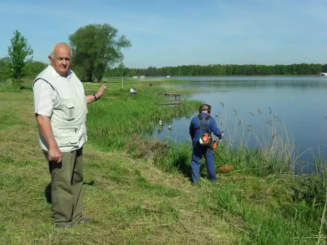 Tadeusz Pająk pokazuje najlepsze dla wędkarzy miejsca do łowienia ryb nad Chechłem, o które dba koło PZW 