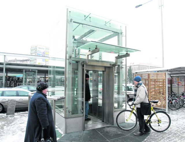 Do ronda Reagana dojedziemy windą, ale wsiąść do autobusu trudno