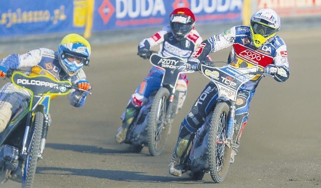 Janusz Kołodziej (czerwony kask) w tym roku startował w Memoriale Smoczyka w Lesznie.