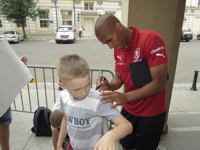 Wrocław: Czescy piłkarze rozdawali autografy przed hotelem (ZDJĘCIA)