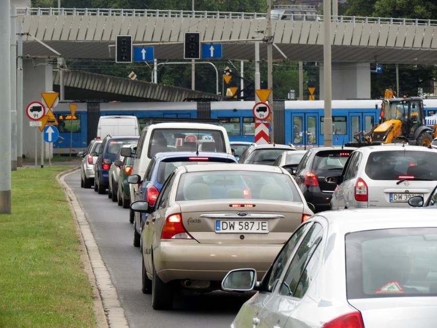 Duże korki na pl. Społecznym, robotnicy uszkodzili sygnalizację (ZDJĘCIA)