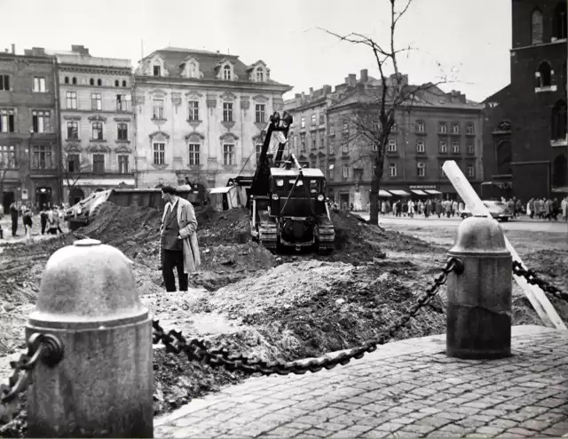Oryginalny podpis zdjęcia, które reprodukujemy: "Krakowscy robotnicy starają się nadrobić zaległości spowodowane zimą i zakończyć porządkowanie Rynku jeszcze przed rozpoczęciem się dorocznych Dni Krakowa i sezonu turystycznego", 1963 r.