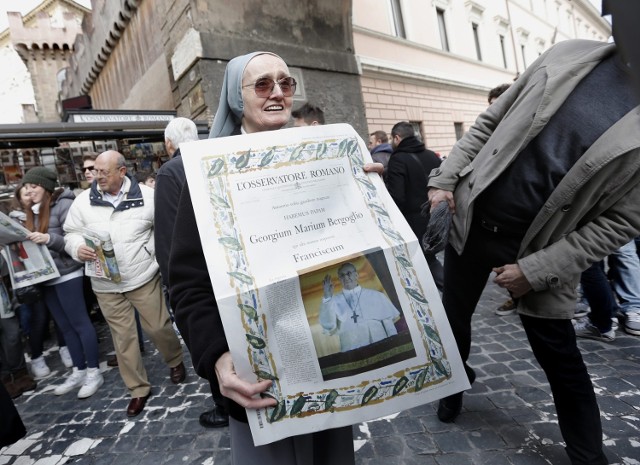 Gazeta "L'Osservatore Romano" jest dziś najpilniej poszukiwanym przedmiotem w Rzymie.