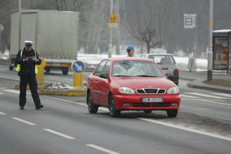 Wrocław: Samochód osobowy potrącił pieszą na pasach (ZDJĘCIA)