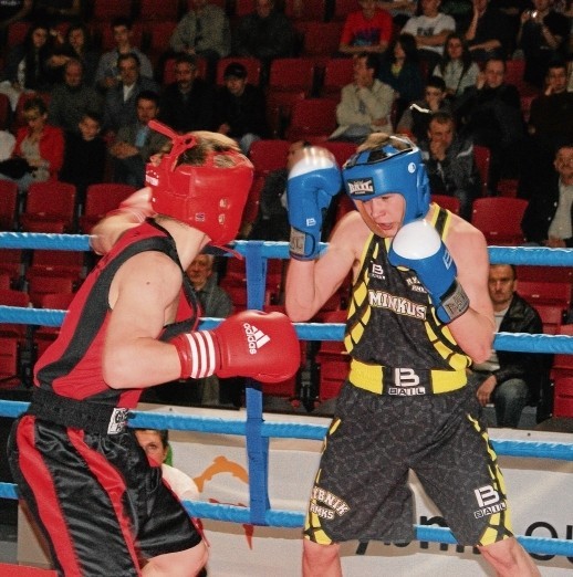 RYBNIK W poniedziałek rusza Zimowa Szkoła Boksu organizowana przez MOSiR w Rybniku. Trzy razy w tygodniu chłopcy powyżej 9. roku życia będą mogli zgłębiać tajniki tej dyscypliny sportu pod okiem profesjonalnych trenerów. Udział - darmowy, ale wymagana jest zgoda rodziców. Zajęcia odbywać się będą na hali w Rybniku-Bogu-szowicach (ul. Jastrzębska).