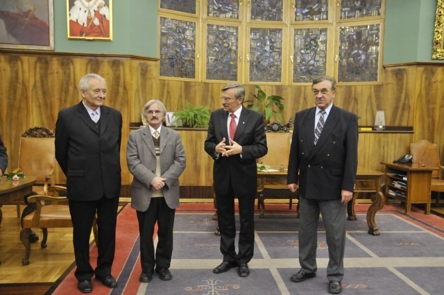 Od lewej: prof. Jerzy Strzelczyk, prof. Józef Barnaś, rektor UAM i prof. Bogdan Marciniec