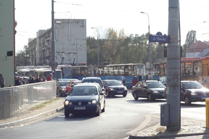 Wrocław: Zderzenie dwóch tramwajów. Torowisko przy Dominikańskim zablokowane (ZDJĘCIA)