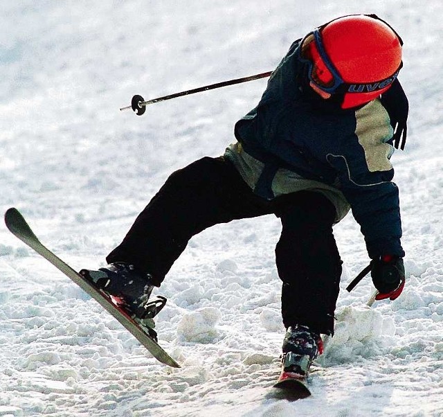Upadek małego narciarza w kasku zwykle nie jest groźny