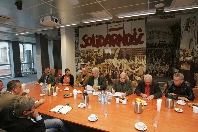 Październik 2012 r. W siedzibie śląsko-dąbrowskiej Solidarności trwa spotkanie przedstawicieli największych central związkowych w regionie, aby powołać wspólny komitet protestacyjno-strajkowy. Wiadomo już, że strajk ma sparaliżować całe Śląsk i Zagłębie.