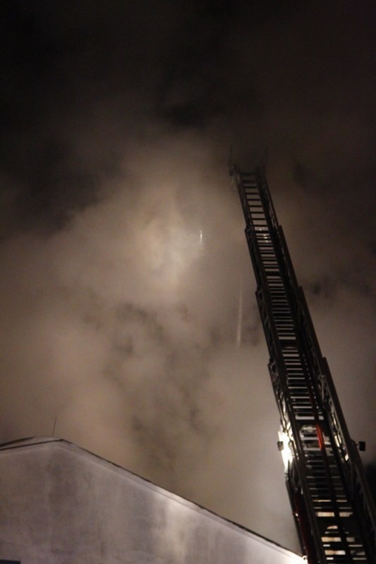 Janikowo: Płonie wielka hala magazynowa! Pożar gasi ponad 20 strażackich zastępów [ZDJĘCIA]