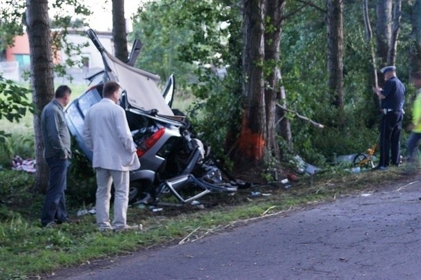 Wrak samochodu po śmiertelnym wypadku w Szałe.