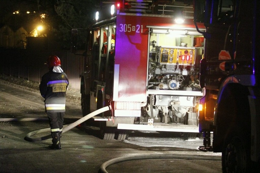 Wrocław: Pożar na Kowalach, zagrożona była stacja paliw (ZDJĘCIA)