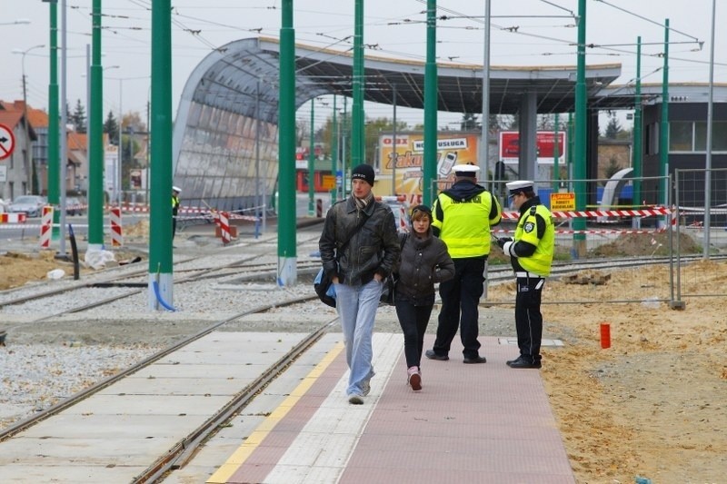 Poznań: Tłumy przy cmentarzach. Policjanci kierują ruchem [ZDJĘCIA]