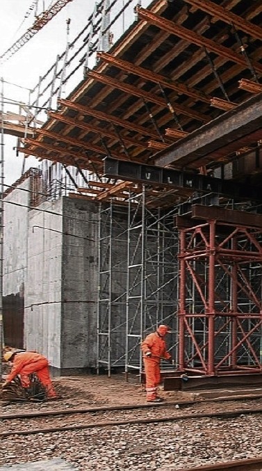 Budowa wiaduktu nad torami to część przebudowy DK 1