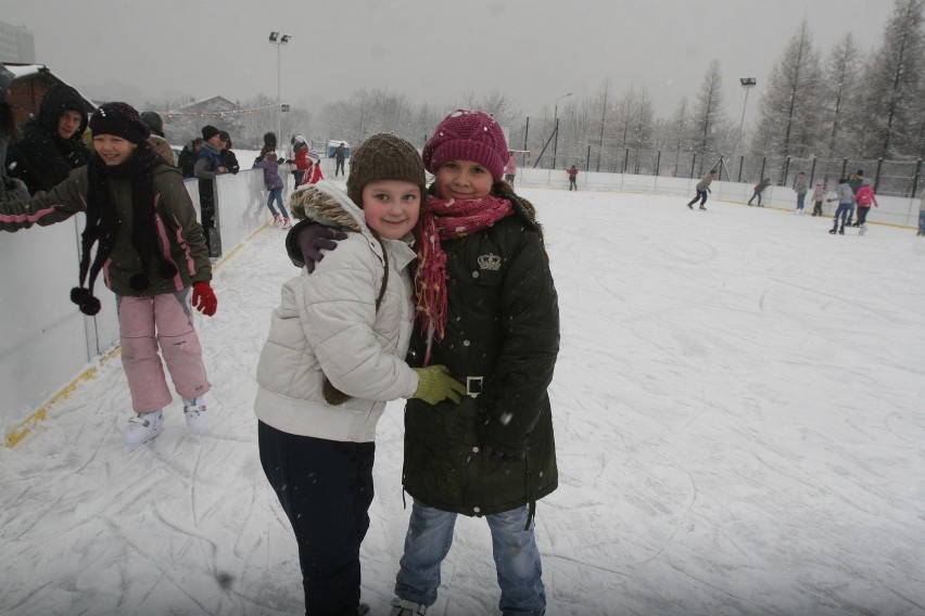 Ferie zimowe 2013: Lodowisko w Rybniku to dobra rozrywka i dla 40-latków [ZDJĘCIA]