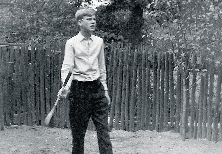 Nastoletni Beno z rakietą do badmintona