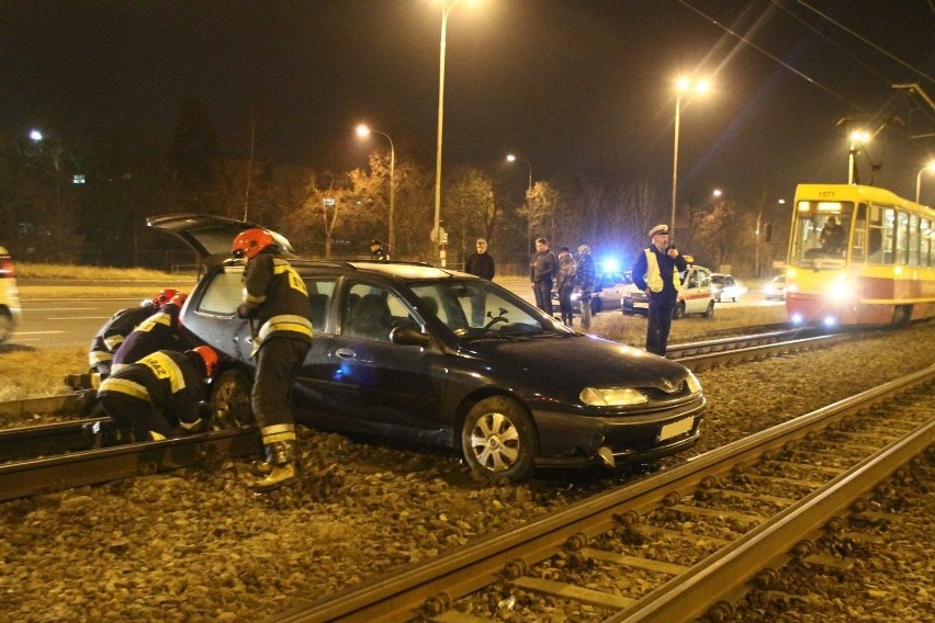 Łódź: samochód wjechał na torowisko [ZDJĘCIA]