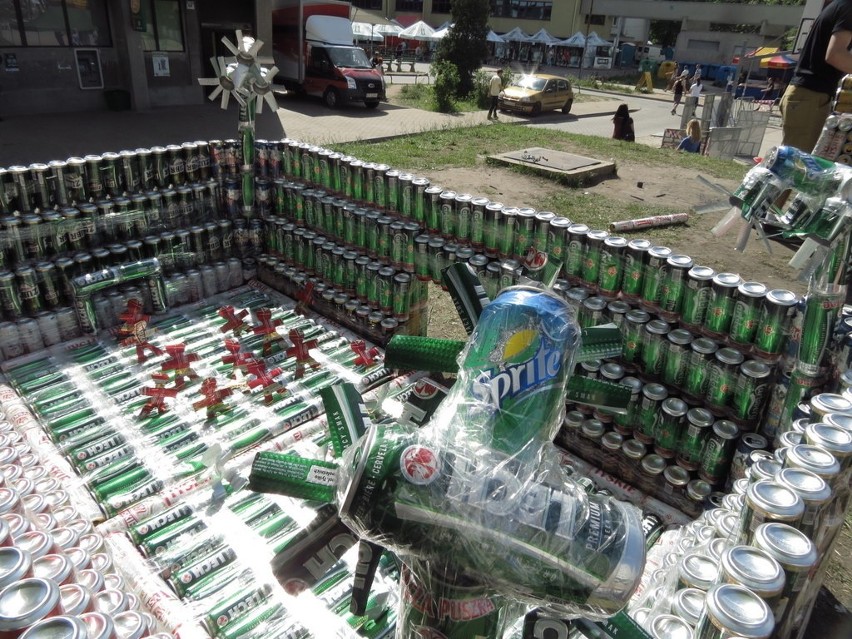 Studenci zbudowali trabanta i stadion z puszek (ZOBACZ)