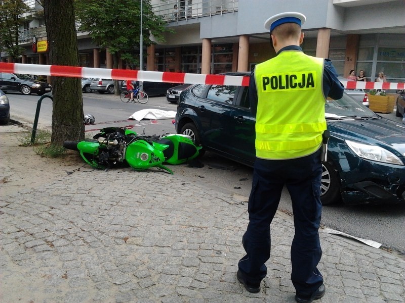 Na ulicy Wojskowej w Poznaniu. Motocyklista zderzył się z...