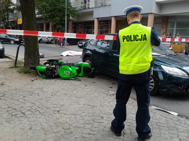 Na ulicy Wojskowej w Poznaniu. Motocyklista zderzył się z dwoma samochodami. Zginął na miejscu