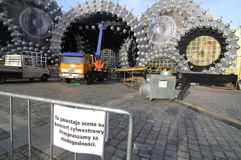 Wrocław: Na Rynku przygotowania do sylwestra. W okolicach zakazy (ZDJĘCIA)