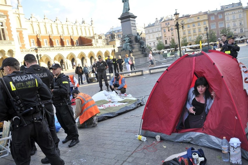 Policja usunęła protestujących z Rynku [ZDJĘCIA]