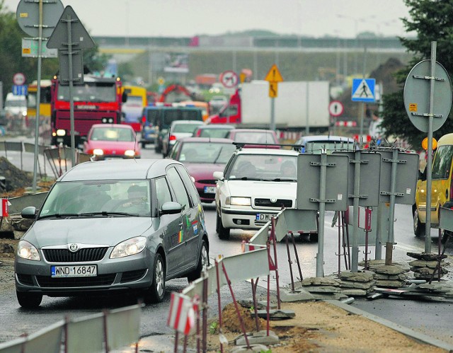 Przy ul. Żmigrodzkiej na dojeździe do obwodnicy korki tworzą się niemal przez cały dzień