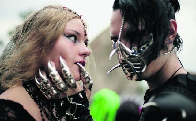Mroczne kostiumy, maski, kolczatki i  imocny makijaż - tak wyglądają uczestnicy festiwalu