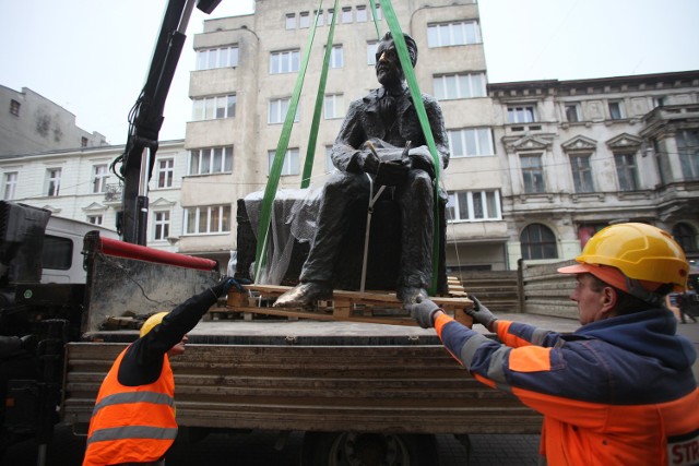 Kufer Reymonta i Fotel Jaracza opuściły już Piotrkowską. Trwa remont Pietryny.