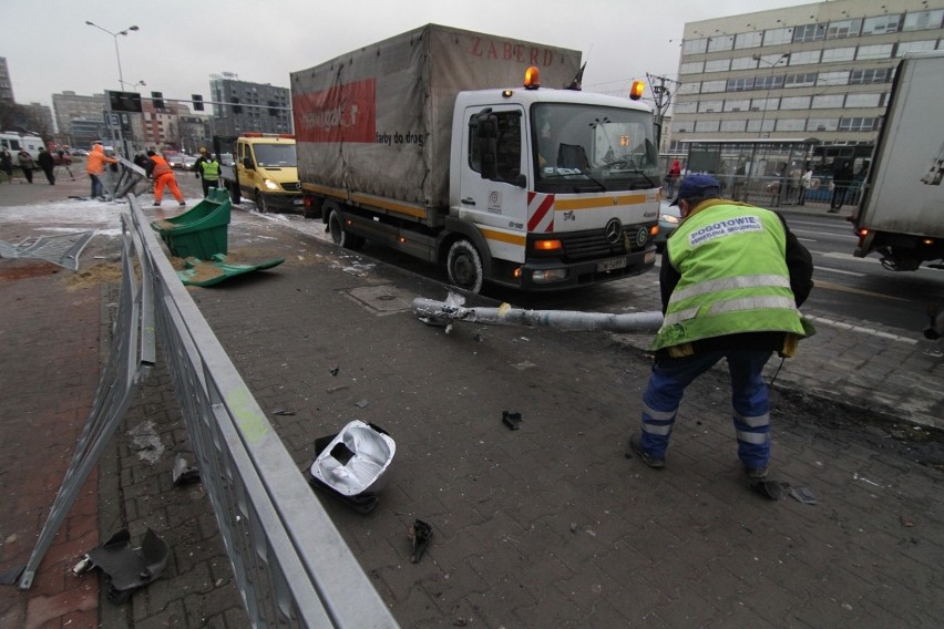 Wrocław: Autobus staranował przystanek na pl. Jana Pawła II. Jedna osoba nie żyje (ZDJĘCIA, FILM)