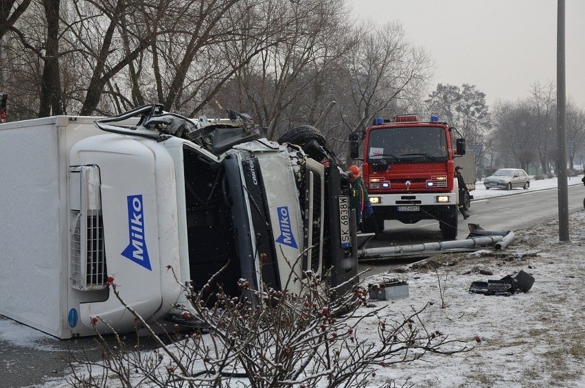 Jastrzębie-Zdrój: Wypadek ciężarówki na Piłsudskiego [ZDJĘCIA]