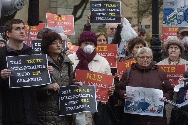 - Nic się nie zmienia. Przeciwnie, jest coraz gorzej - mówią mieszkańcy Koziegłów pytani o smród z COŚ.