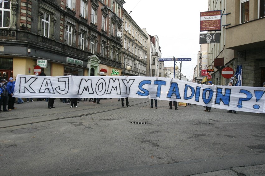Manifestacja kibiców Ruchu Chorzów. Chcą nowego stadionu [ZDJĘCIA]