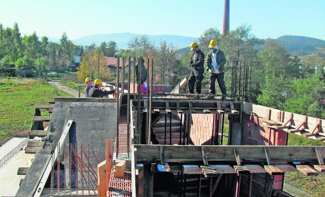 Więźniowie z Zakładu Karnego w Nowym Sączu na budowie ośrodka dla chorych na stwardnienie rozsiane w Stróżach koło Grybowa