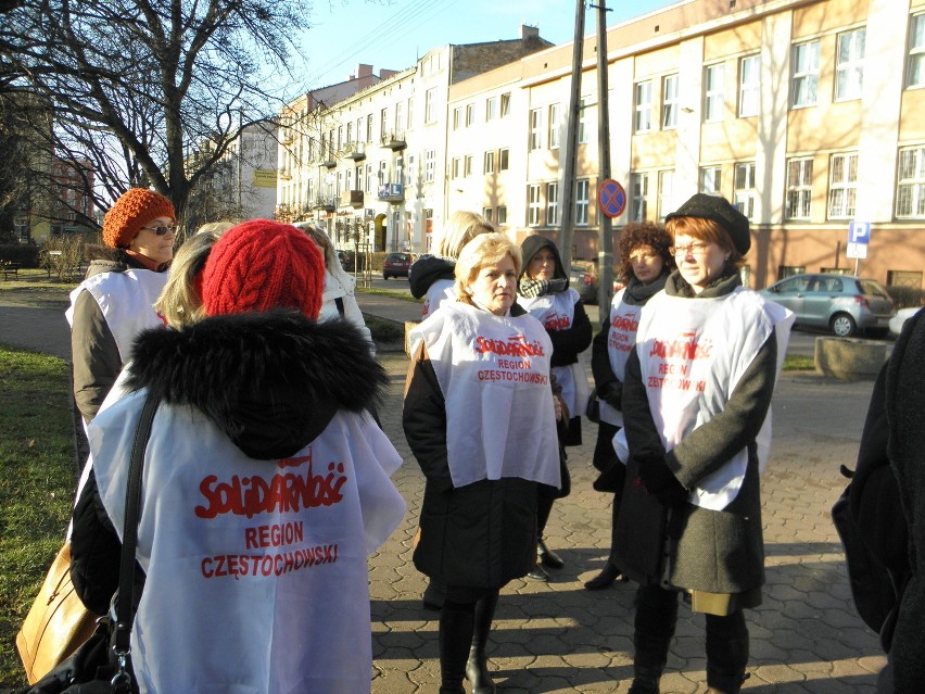 Częstochowa: Pikieta Solidarności w obronie likwidowanych szkół [ZDJĘCIA]