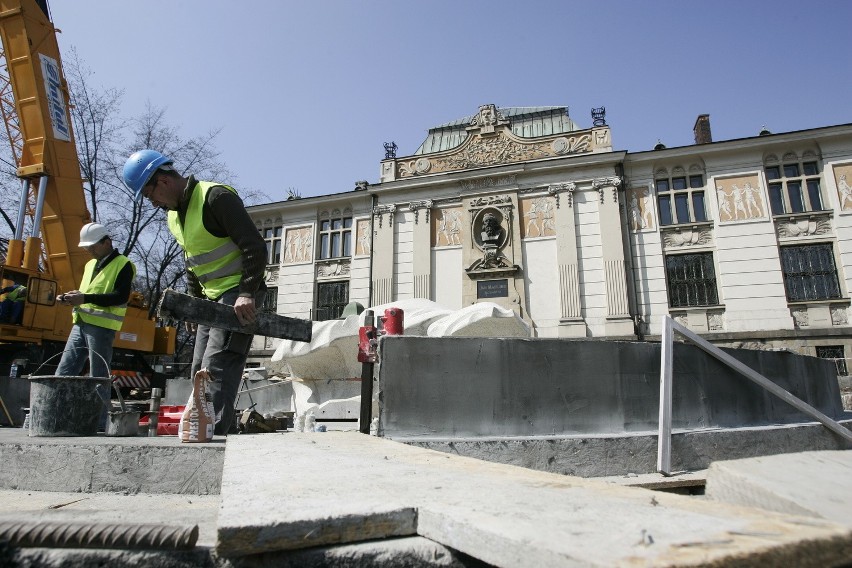 Kraków: fontanna na Placu Szczepańskim. Galeria zdjęć