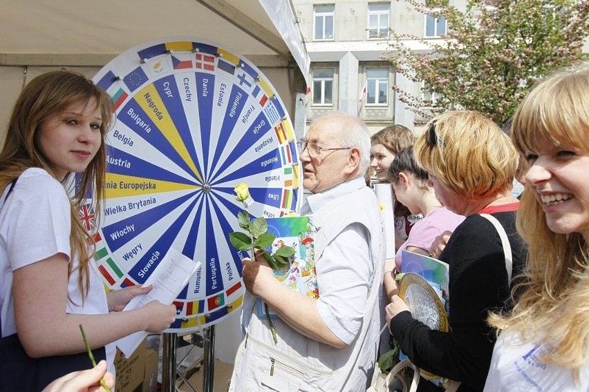 Na poznańskim Placu Wolności rozpoczął się Dzień Europy....