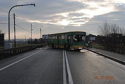 Śmiertelny wypadek w Mikołowie na Gliwickiej. Auto wjechało w autobus [ZDJĘCIA]